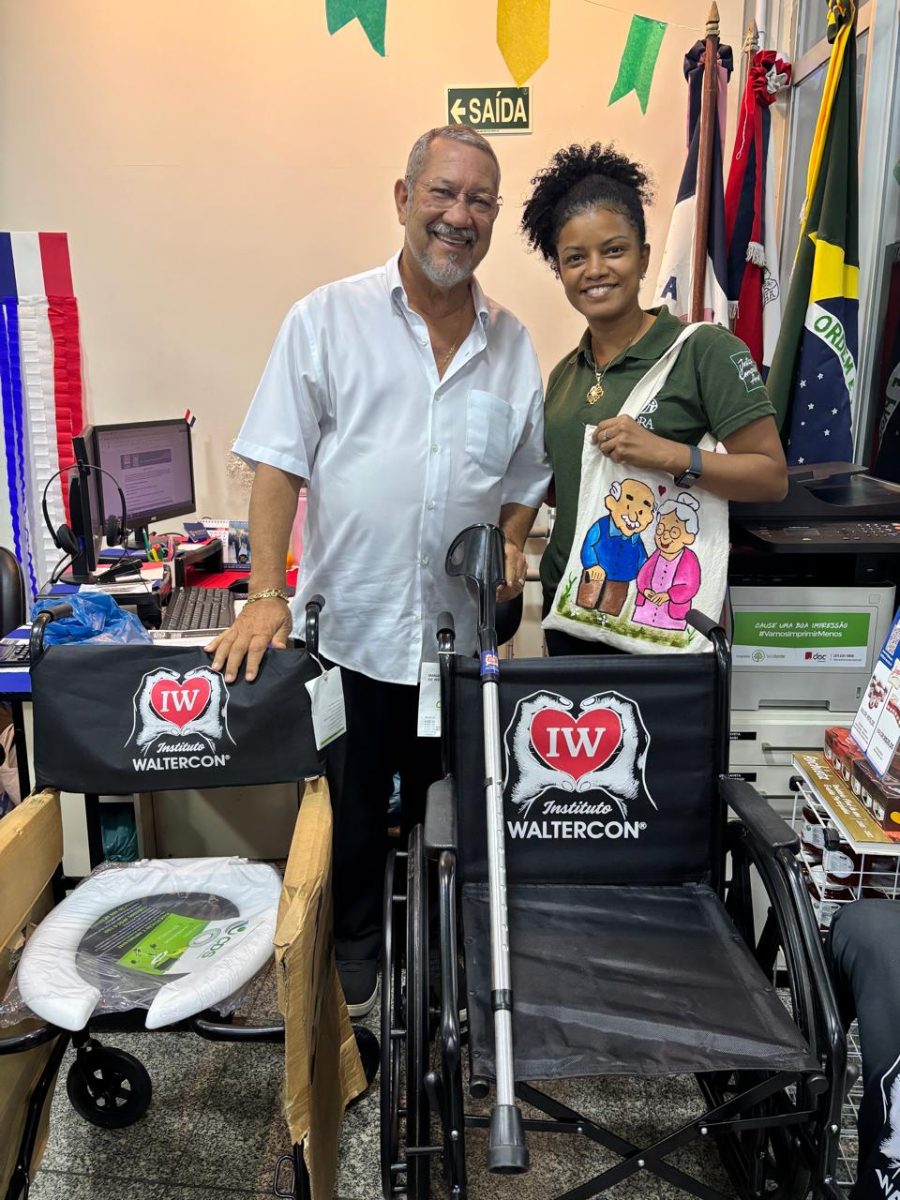 Entrega de cadeira de rodas e muletas