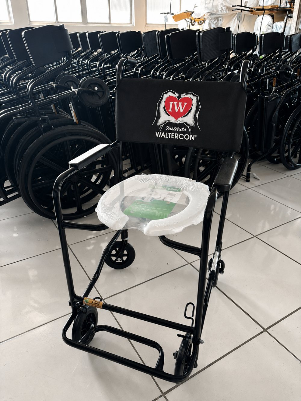 Cadeira de banho com a marca do Instituto Waltercon, pronta para entrega