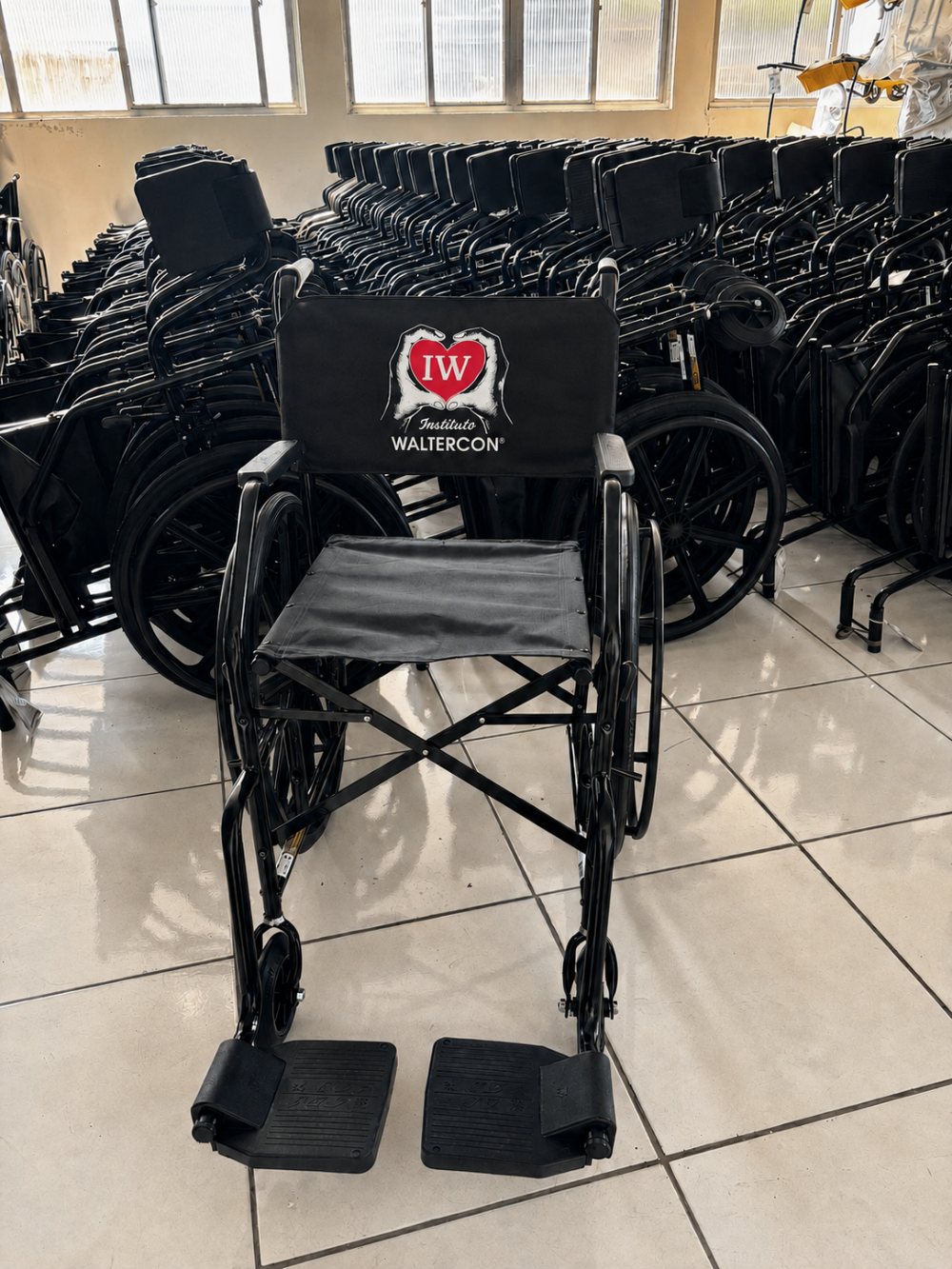 Cadeira de rodas com a marca do Instituto Waltercon, pronta para entrega